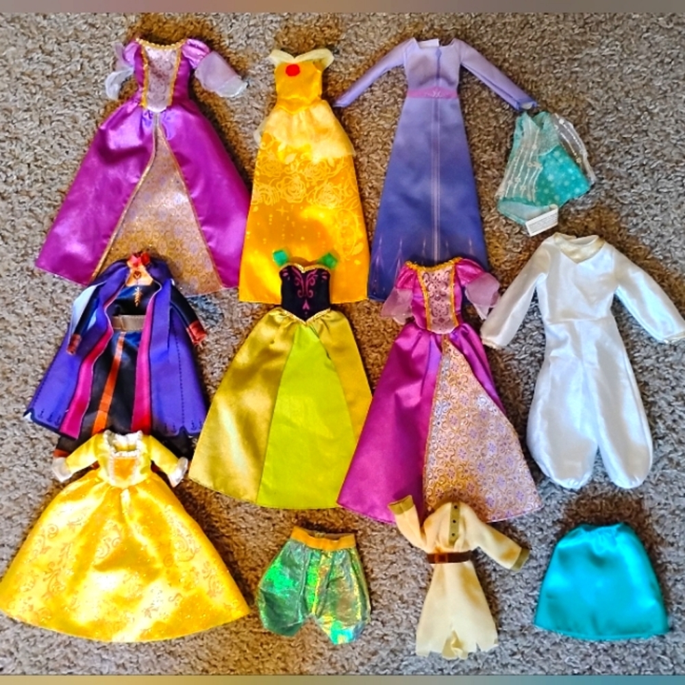 Disney prince/princess Barbie clothing lot, 12-pieces